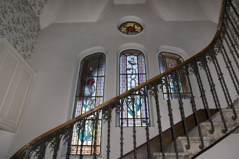 Cage d'escalier et vitraux, à l'étage en surcroît. © Région Bourgogne-Franche-Comté, Inventaire du patrimoine
