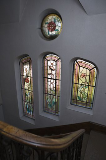 Intérieur de la cage d'escalier : verrières des troisième et quatrième registres. © Région Franche-Comté, Inventaire du patrimoine, ADAGP Intérieur de la cage d'escalier : verrières des troisième et quatrième registres. © Région Franche-Comté, Inventaire du patrimoine, ADAGP