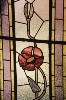 Troisième registre, verrière gauche : coquelicot. © Région Franche-Comté, Inventaire du patrimoine, ADAGP Troisième registre, verrière gauche : coquelicot. © Région Franche-Comté, Inventaire du patrimoine, ADAGP