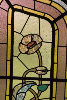 Troisième registre, verrière droite : coquelicot. © Région Franche-Comté, Inventaire du patrimoine, ADAGP Troisième registre, verrière droite : coquelicot. © Région Franche-Comté, Inventaire du patrimoine, ADAGP