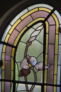 Deuxième registre, verrière centrale : iris. © Région Franche-Comté, Inventaire du patrimoine, ADAGP Deuxième registre, verrière centrale : iris. © Région Franche-Comté, Inventaire du patrimoine, ADAGP