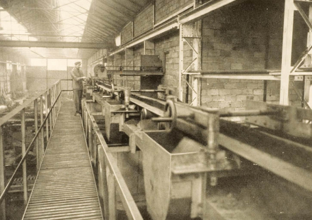 Halle de moulage. Alimentation automatique des machines à mouler. © Région Bourgogne-Franche-Comté, Inventaire du patrimoine Halle de moulage. Alimentation automatique des machines à mouler. © Région Bourgogne-Franche-Comté, Inventaire du patrimoine