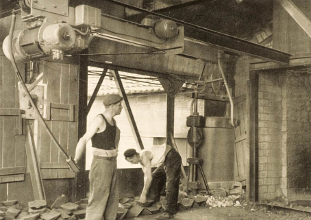 Chargement automatique des cubilots par bennes à fond ouvrant. © Région Bourgogne-Franche-Comté, Inventaire du patrimoine Chargement automatique des cubilots par bennes à fond ouvrant. © Région Bourgogne-Franche-Comté, Inventaire du patrimoine
