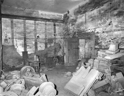 Atelier de polissage en 1981. © Région Bourgogne-Franche-Comté, Inventaire du patrimoine Atelier de polissage en 1981. © Région Bourgogne-Franche-Comté, Inventaire du patrimoine