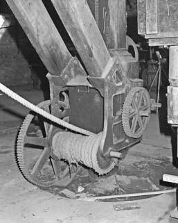 Grue à potence. Détail de la base. © Région Bourgogne-Franche-Comté, Inventaire du patrimoine Grue à potence. Détail de la base. © Région Bourgogne-Franche-Comté, Inventaire du patrimoine