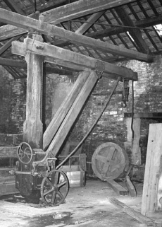 La grue à potence en 1981. © Région Bourgogne-Franche-Comté, Inventaire du patrimoine La grue à potence en 1981. © Région Bourgogne-Franche-Comté, Inventaire du patrimoine