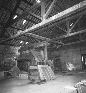 Atelier de fabrication en 1981. La grue à potence et le four à émailler. © Région Bourgogne-Franche-Comté, Inventaire du patrimoine Atelier de fabrication en 1981. La grue à potence et le four à émailler. © Région Bourgogne-Franche-Comté, Inventaire du patrimoine