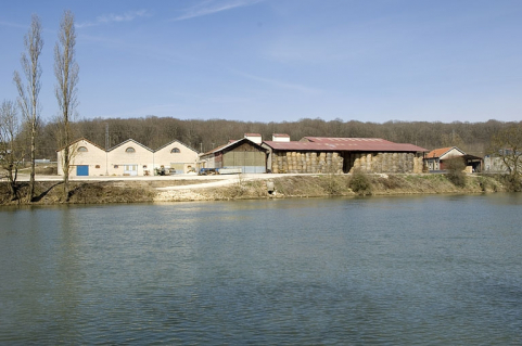 Vue d'ensemble depuis la rive gauche de la Saône. © Région Bourgogne-Franche-Comté, Inventaire du patrimoine