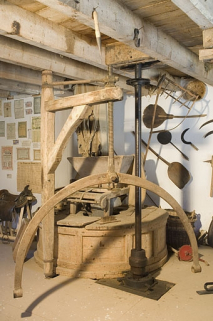 Premier étage. Potence et meules dans leur archure. © Région Bourgogne-Franche-Comté, Inventaire du patrimoine