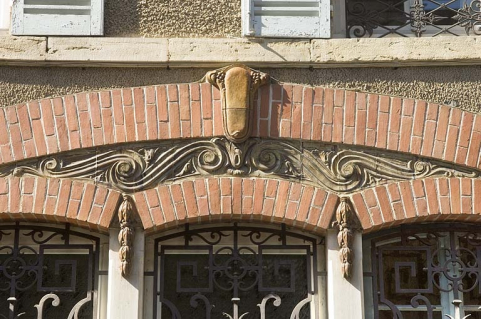 Décor en brique et céramique des fenêtres. © Région Bourgogne-Franche-Comté, Inventaire du patrimoine Décor en brique et céramique des fenêtres. © Région Bourgogne-Franche-Comté, Inventaire du patrimoine