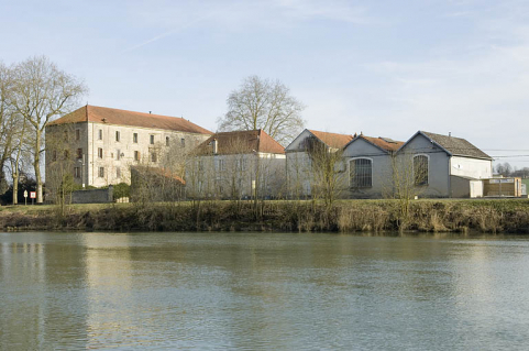 Vue d'ensemble depuis le nord-ouest. © Région Bourgogne-Franche-Comté, Inventaire du patrimoine Vue d'ensemble depuis le nord-ouest. © Région Bourgogne-Franche-Comté, Inventaire du patrimoine