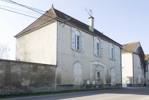 Logement patronal et bureau. Façade sur rue depuis l'est. © Région Bourgogne-Franche-Comté, Inventaire du patrimoine Logement patronal et bureau. Façade sur rue depuis l'est. © Région Bourgogne-Franche-Comté, Inventaire du patrimoine