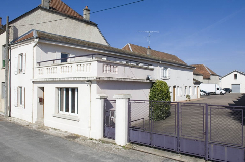Conciergerie et bureaux depuis l'entrée. © Région Bourgogne-Franche-Comté, Inventaire du patrimoine