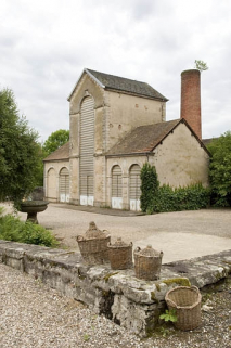 Bâtiment de rectification et sa cheminée vus de trois quarts. © Région Bourgogne-Franche-Comté, Inventaire du patrimoine