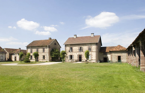 Vue d'ensemble depuis le sud de la cour. © Région Bourgogne-Franche-Comté, Inventaire du patrimoine