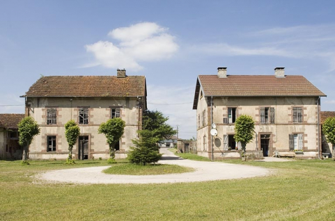 Pavillons d'entrée depuis la cour. © Région Bourgogne-Franche-Comté, Inventaire du patrimoine