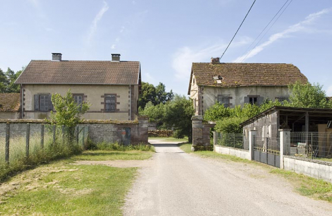Pavillon est depuis le chemin d'accès. © Région Bourgogne-Franche-Comté, Inventaire du patrimoine