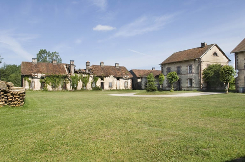 Vue d'ensemble depuis l'angle sud-est de la cour. © Région Bourgogne-Franche-Comté, Inventaire du patrimoine