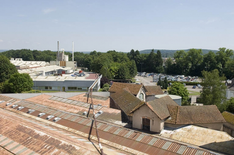 Vue depuis un silo : usine de meubles et atelier de saboterie. © Région Bourgogne-Franche-Comté, Inventaire du patrimoine