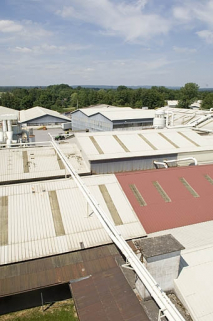 Toitures de l'usine de meubles, vers le nord-est (cadrage vertical). © Région Bourgogne-Franche-Comté, Inventaire du patrimoine