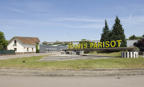 Enseigne de la société depuis le parking d'entrée. © Région Bourgogne-Franche-Comté, Inventaire du patrimoine