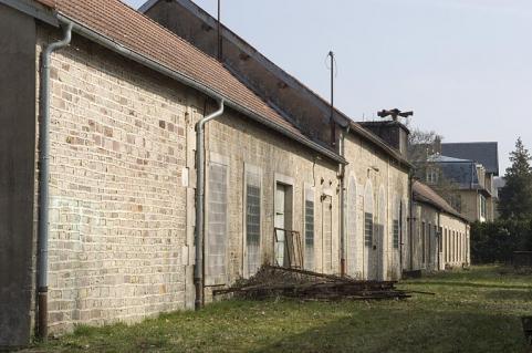 Façade sud vue de trois quarts gauche. Au centre : élévation de la salle des machines. © Région Bourgogne-Franche-Comté, Inventaire du patrimoine