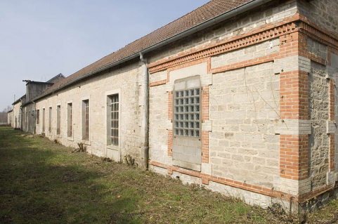 Façade sud vue de trois quarts droite. © Région Bourgogne-Franche-Comté, Inventaire du patrimoine