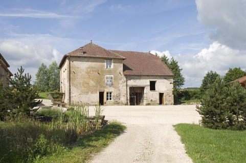 Vue rapprochée depuis le chemin d'accès. © Région Bourgogne-Franche-Comté, Inventaire du patrimoine