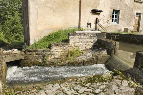 Le vannage et la chaussée du bief de dérivation. © Région Bourgogne-Franche-Comté, Inventaire du patrimoine