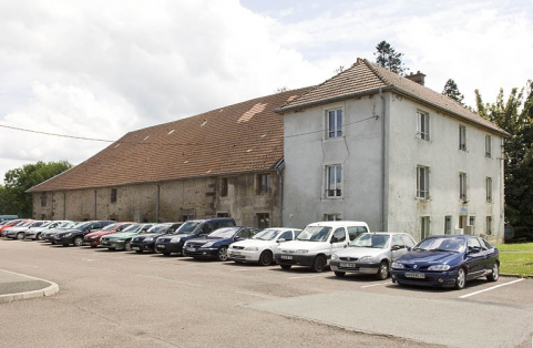 Bâtiment des commis, des écuries et des remises. Vue d'ensemble. © Région Bourgogne-Franche-Comté, Inventaire du patrimoine