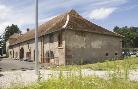 Bâtiment des écuries et des remises. Vue de trois quarts. © Région Bourgogne-Franche-Comté, Inventaire du patrimoine
