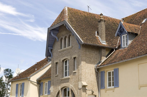 Façade ouest du logement patronal. Détail du corps central. Vue de trois quarts. © Région Bourgogne-Franche-Comté, Inventaire du patrimoine