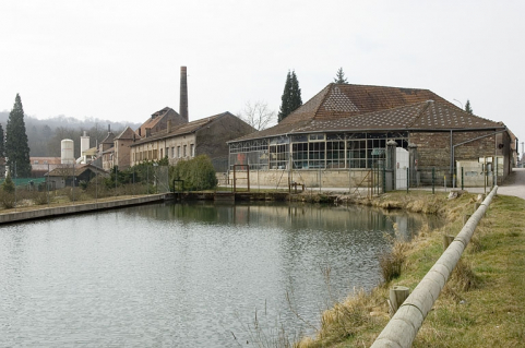 Bassin de retenue et façades est des ateliers de fabrication. © Région Bourgogne-Franche-Comté, Inventaire du patrimoine