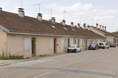 Logements ouvriers à l'entrée du hameau. Vue depuis le nord-est. © Région Bourgogne-Franche-Comté, Inventaire du patrimoine
