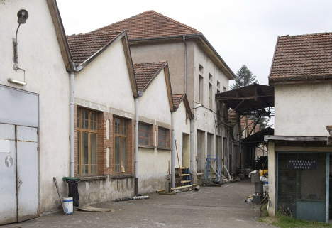Passage entre le transformateur et l'atelier de réparation. © Région Bourgogne-Franche-Comté, Inventaire du patrimoine