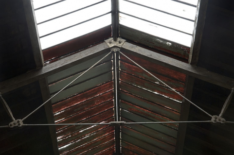 Détail de la charpente Polonceau de l'atelier. © Région Bourgogne-Franche-Comté, Inventaire du patrimoine Détail de la charpente Polonceau de l'atelier. © Région Bourgogne-Franche-Comté, Inventaire du patrimoine