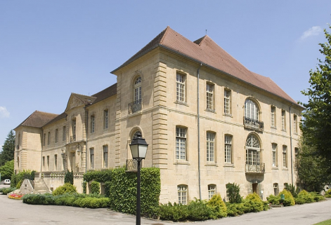 Logis abbatial. Vue de trois quarts droite. © Région Bourgogne-Franche-Comté, Inventaire du patrimoine