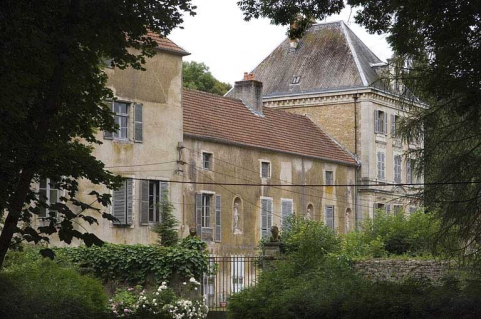 Logement patronal Façade antérieure vue de trois quarts. © Région Bourgogne-Franche-Comté, Inventaire du patrimoine Logement patronal Façade antérieure vue de trois quarts. © Région Bourgogne-Franche-Comté, Inventaire du patrimoine