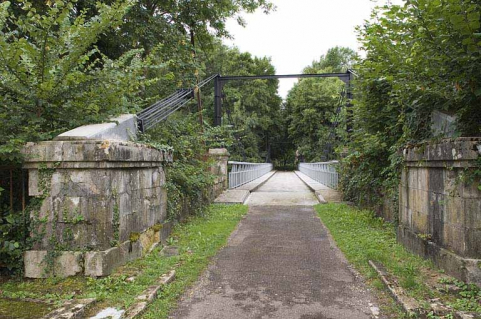 Passerelle sur la Saône donnant accès à l'île. © Région Bourgogne-Franche-Comté, Inventaire du patrimoine Passerelle sur la Saône donnant accès à l'île. © Région Bourgogne-Franche-Comté, Inventaire du patrimoine