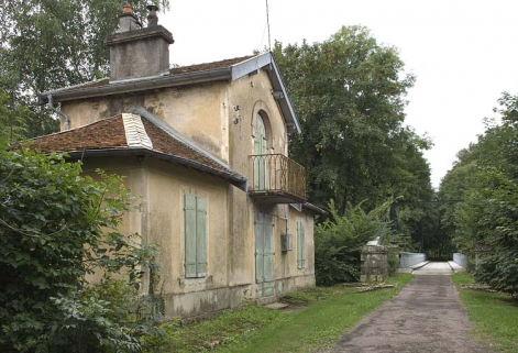 Dépendance (?) du logement patronal à l'entrée de la passerelle. © Région Bourgogne-Franche-Comté, Inventaire du patrimoine Dépendance (?) du logement patronal à l'entrée de la passerelle. © Région Bourgogne-Franche-Comté, Inventaire du patrimoine