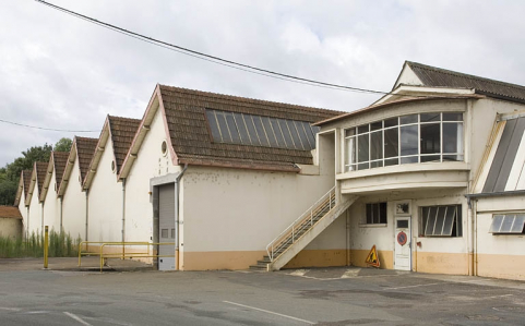 Ateliers de fabrication sud et entrée des bureaux. © Région Bourgogne-Franche-Comté, Inventaire du patrimoine Ateliers de fabrication sud et entrée des bureaux. © Région Bourgogne-Franche-Comté, Inventaire du patrimoine