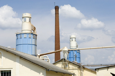 Silos et cheminée depuis le sud-ouest. © Région Bourgogne-Franche-Comté, Inventaire du patrimoine