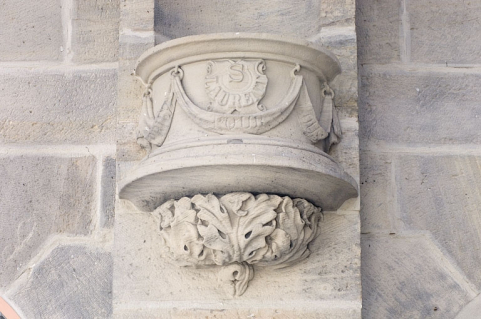 Socle sculpté de la niche de la statue de Saint-Laurent (patron des verriers). © Région Bourgogne-Franche-Comté, Inventaire du patrimoine