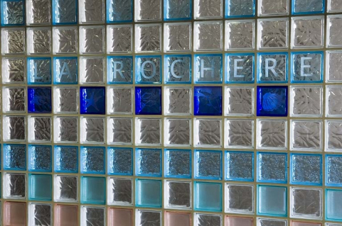 Atelier des fours. Cloison en pavés de verre. © Région Bourgogne-Franche-Comté, Inventaire du patrimoine Atelier des fours. Cloison en pavés de verre. © Région Bourgogne-Franche-Comté, Inventaire du patrimoine