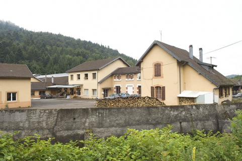 Bureaux et conciergerie depuis la rive droite. © Région Bourgogne-Franche-Comté, Inventaire du patrimoine
