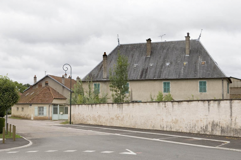 Conciergerie et logement patronal depuis le nord. © Région Bourgogne-Franche-Comté, Inventaire du patrimoine Conciergerie et logement patronal depuis le nord. © Région Bourgogne-Franche-Comté, Inventaire du patrimoine