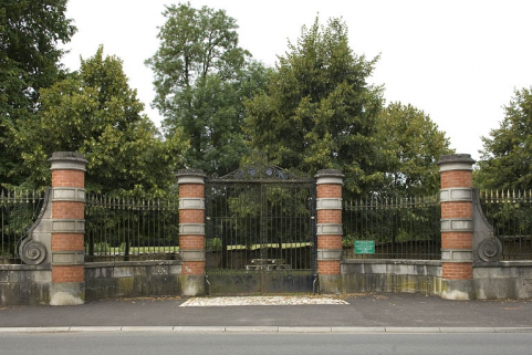 Grille d'entrée du parc de l'ancien château de Bauffremont. © Région Bourgogne-Franche-Comté, Inventaire du patrimoine Grille d'entrée du parc de l'ancien château de Bauffremont. © Région Bourgogne-Franche-Comté, Inventaire du patrimoine