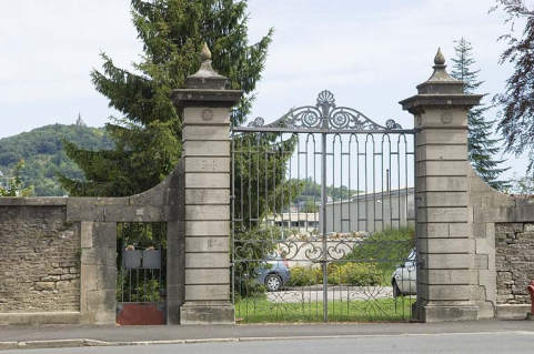 Grille d'entrée de l'ancien logement patronal. © Région Bourgogne-Franche-Comté, Inventaire du patrimoine Grille d'entrée de l'ancien logement patronal. © Région Bourgogne-Franche-Comté, Inventaire du patrimoine