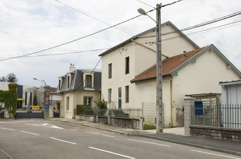 Ancienne entrée de l'usine Dollé. © Région Bourgogne-Franche-Comté, Inventaire du patrimoine Ancienne entrée de l'usine Dollé. © Région Bourgogne-Franche-Comté, Inventaire du patrimoine