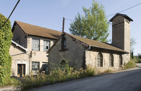 Local technique et transformateur électrique à l'entrée. © Région Bourgogne-Franche-Comté, Inventaire du patrimoine Local technique et transformateur électrique à l'entrée. © Région Bourgogne-Franche-Comté, Inventaire du patrimoine